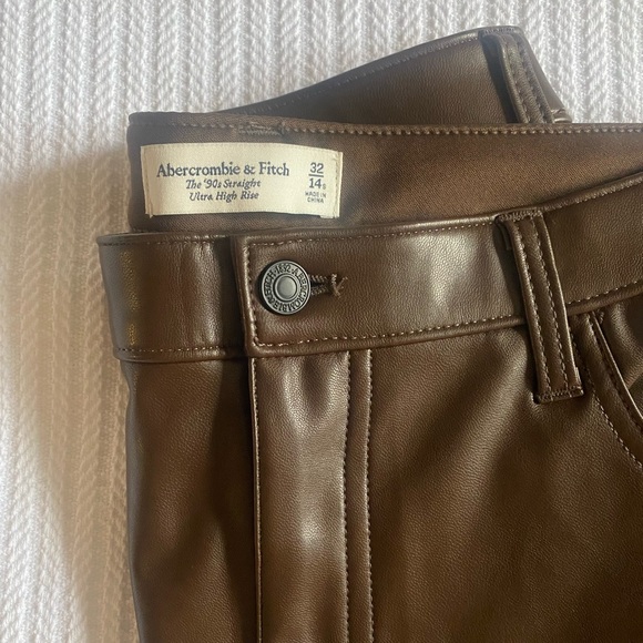 Abercrombie & Fitch Vegan Leather 90s Straight Pant SHORT - Picture 2 of 3